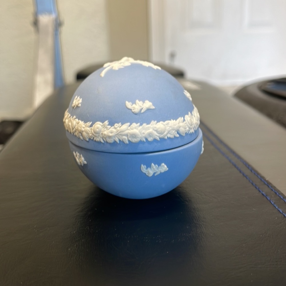 Wedgewood blue jasperware egg shaped box - Picture 6 of 11